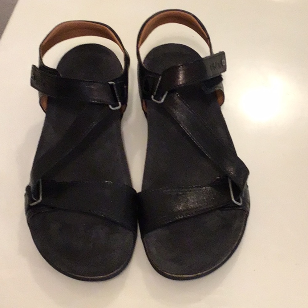 Taos Black leather sandals size 8.5
